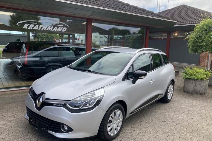 Sølv Renault Clio IV fra 2015 set udefra
