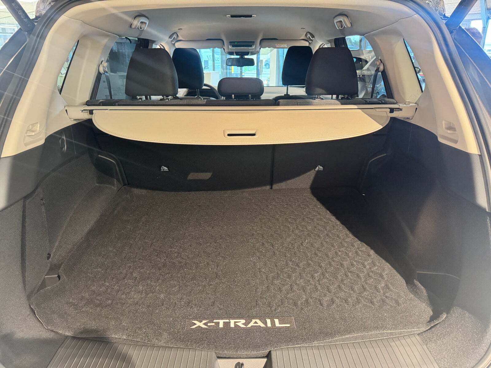 Beige Nissan X-Trail fra 2024