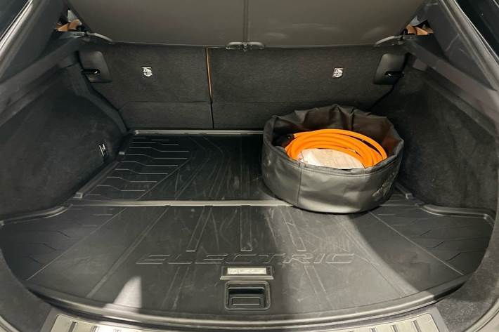 Sort Lexus RZ fra 2025