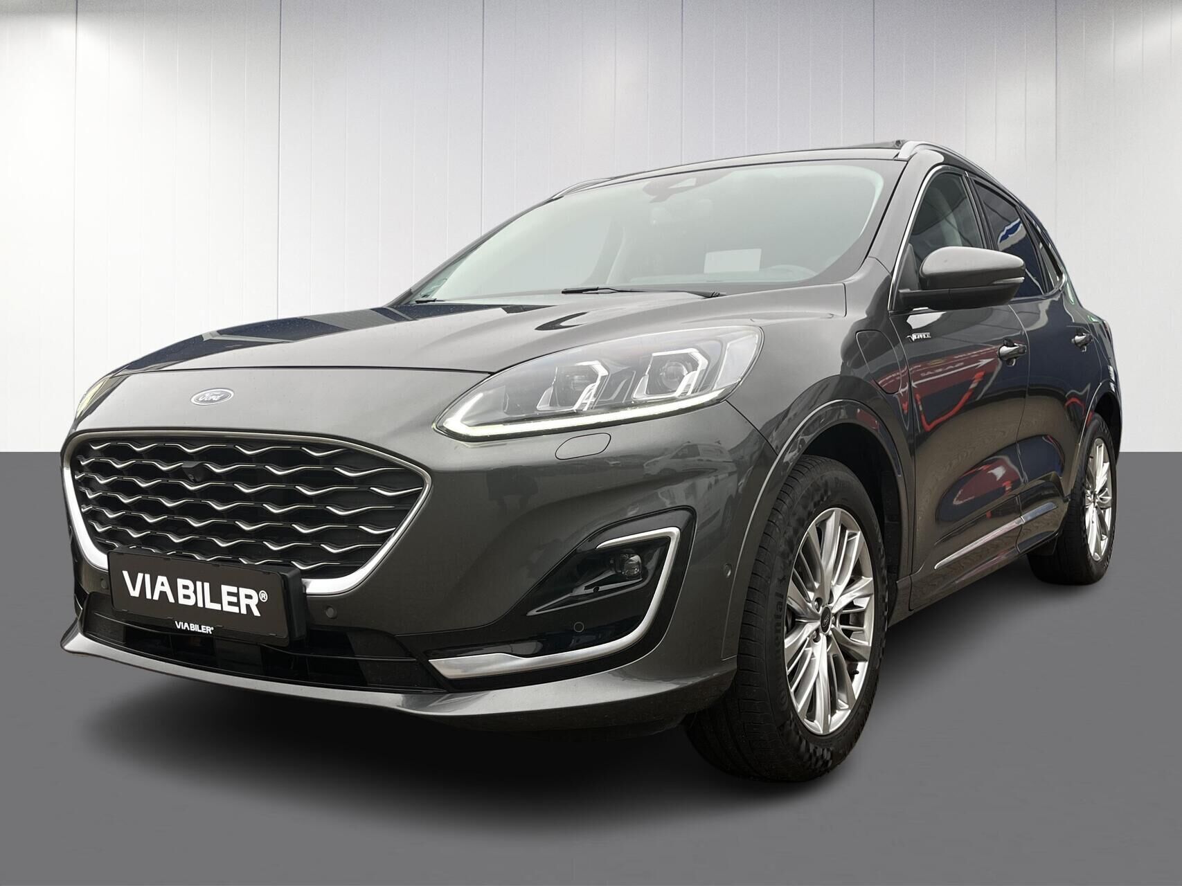 Grå Ford Kuga fra 2021 set udefra