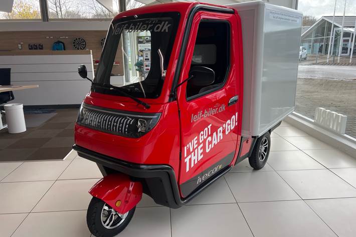 Rød IVE Car 25 fra 2025 set udefra