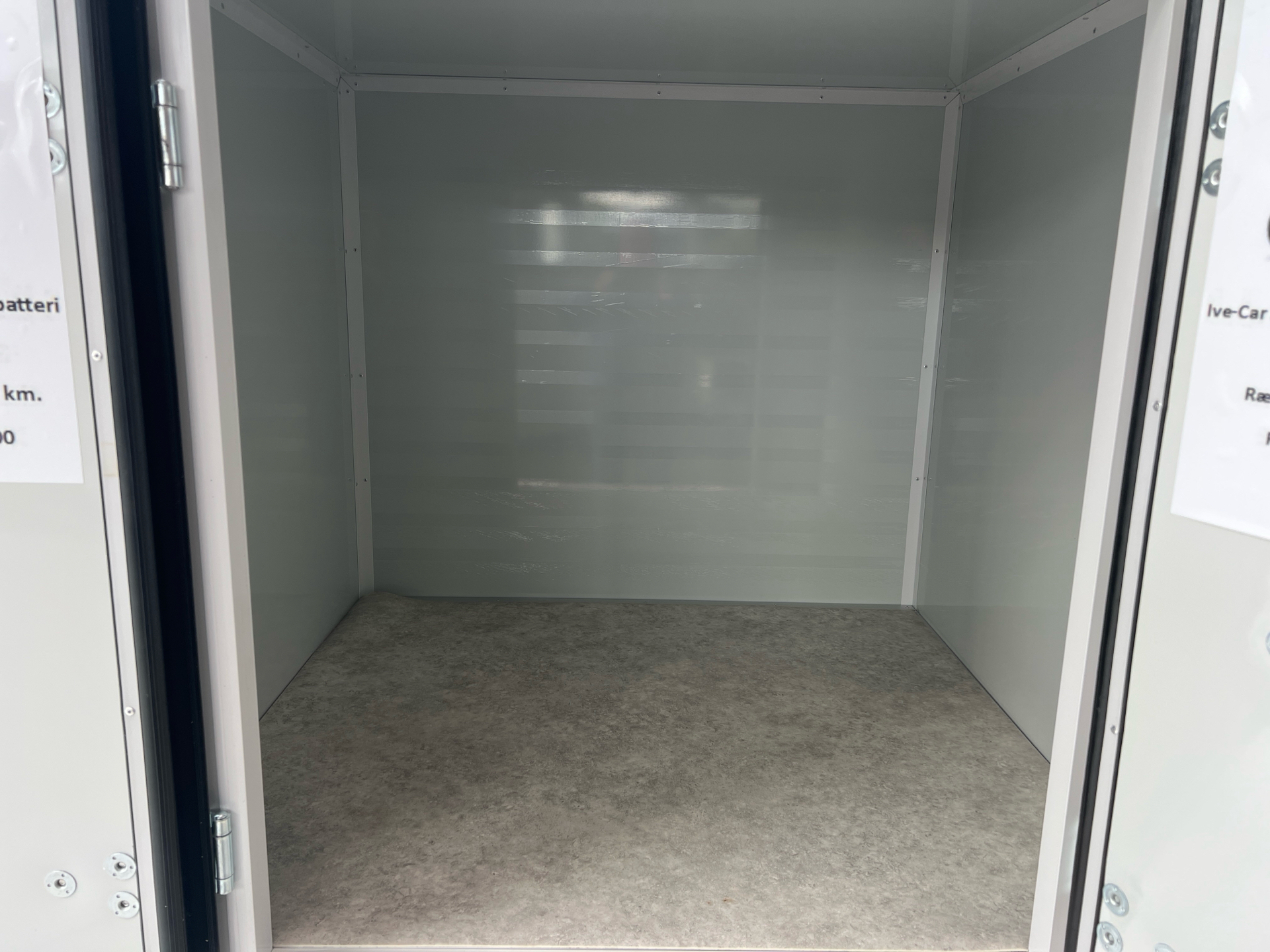 Rød IVE Car 25 fra 2025 set udefra