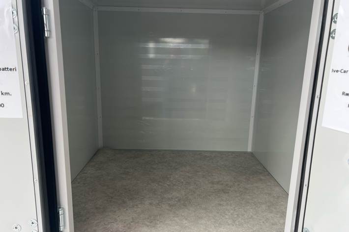 Rød IVE Car 25 fra 2025 set udefra