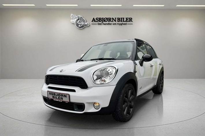 Hvid Mini Countryman Cooper S fra 2012 set udefra