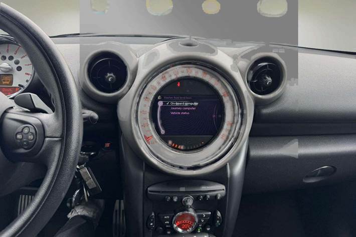 Hvid Mini Countryman Cooper S fra 2012 set indefra