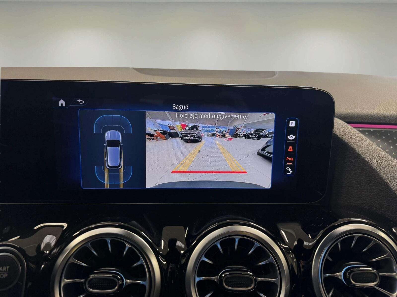 Blå Mercedes EQA250+ fra 2024