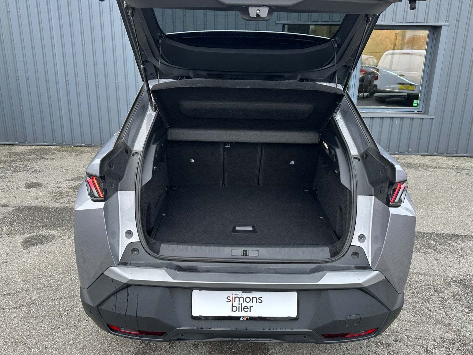 Grå Peugeot e-3008 fra 2024