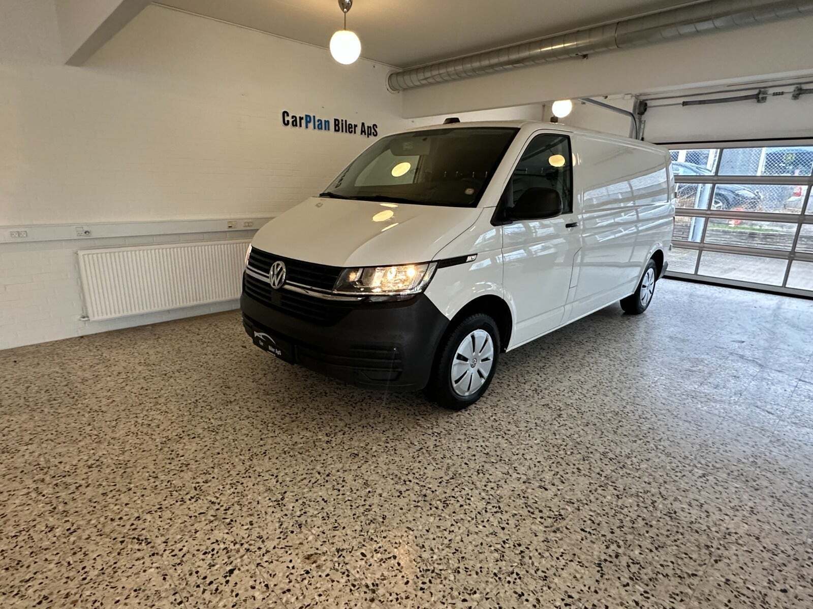 VW Transporter 2,0 TDi 110 Kassevogn lang