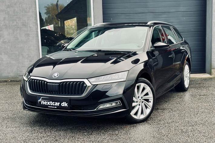 Sort Skoda Octavia fra 2022 set udefra