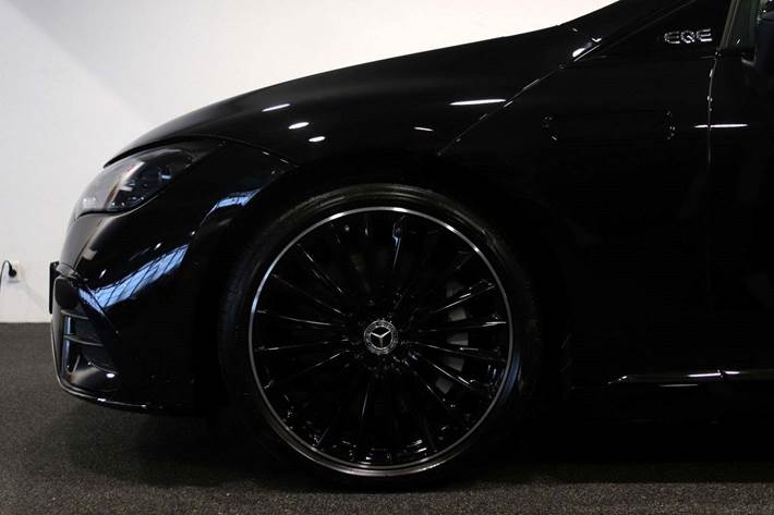 Sort Mercedes EQE300 fra 2025