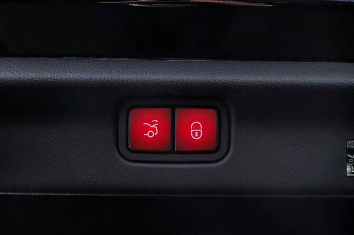 Sort Mercedes EQE300 fra 2025