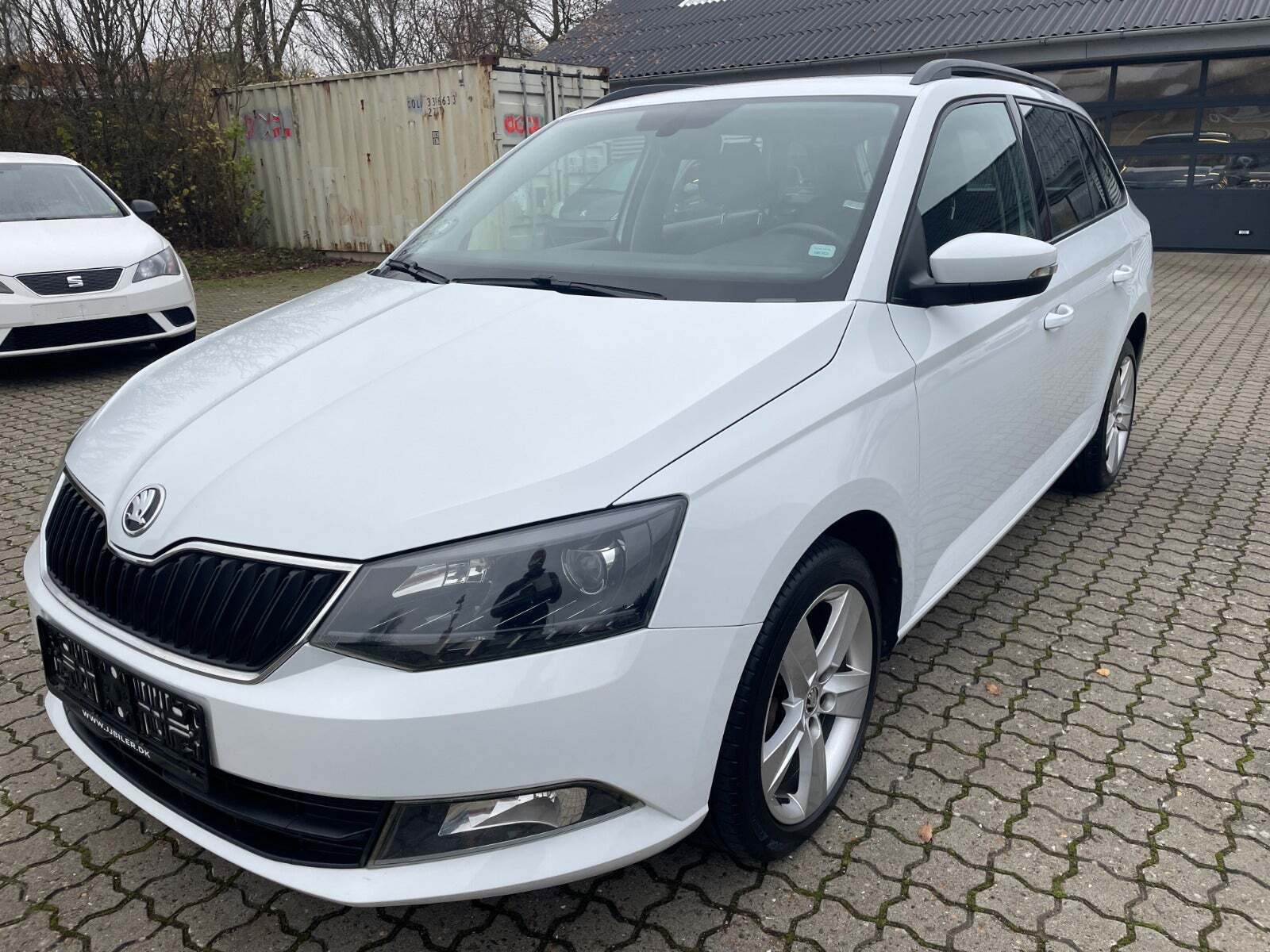Hvid Skoda Fabia fra 2015 set udefra