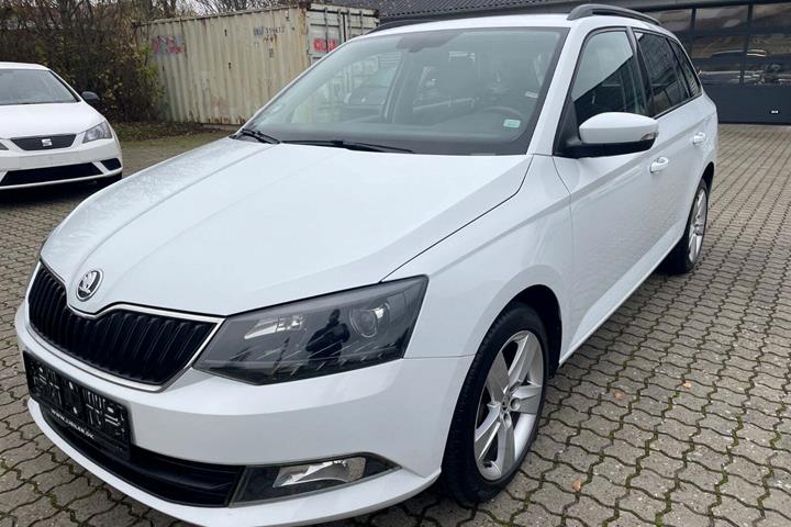 Hvid Skoda Fabia fra 2015 set udefra