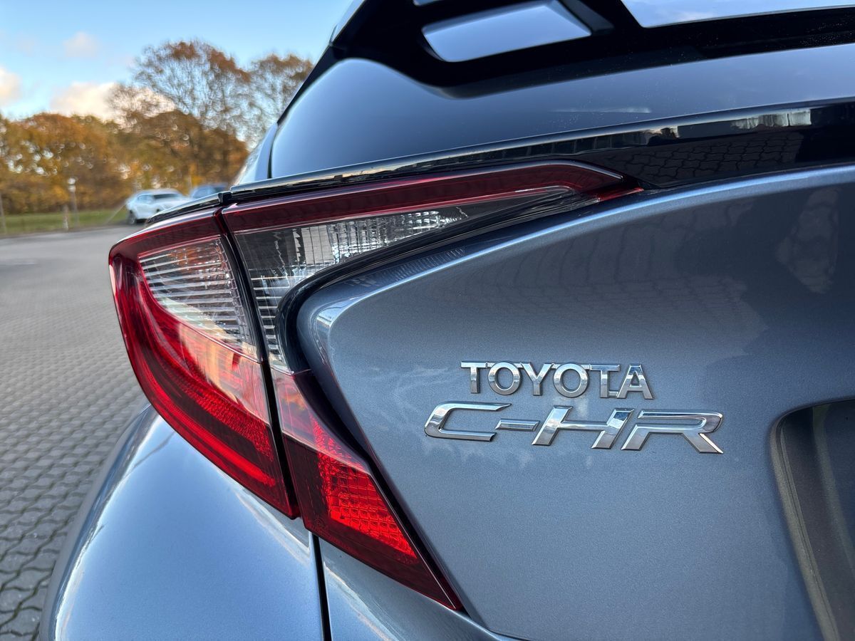 Grå Toyota C-HR fra 2022