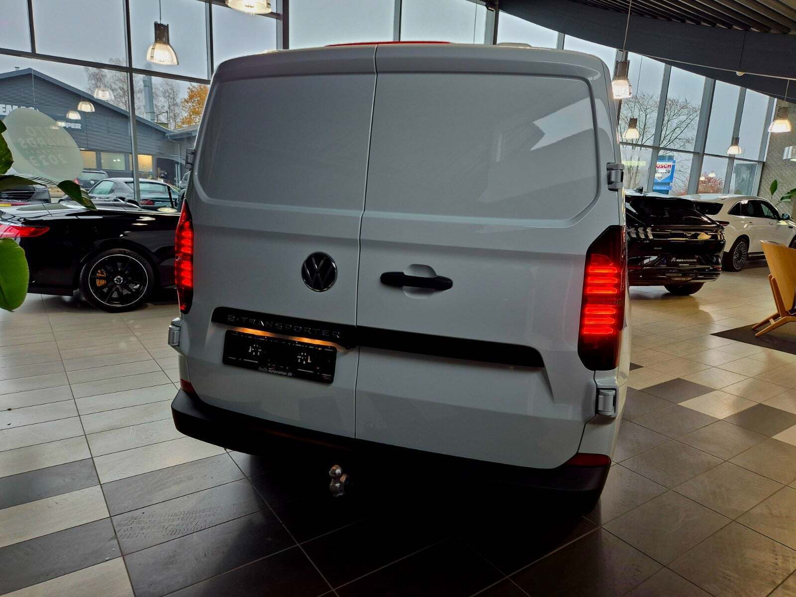 Hvid VW e-Transporter fra 2025 set udefra