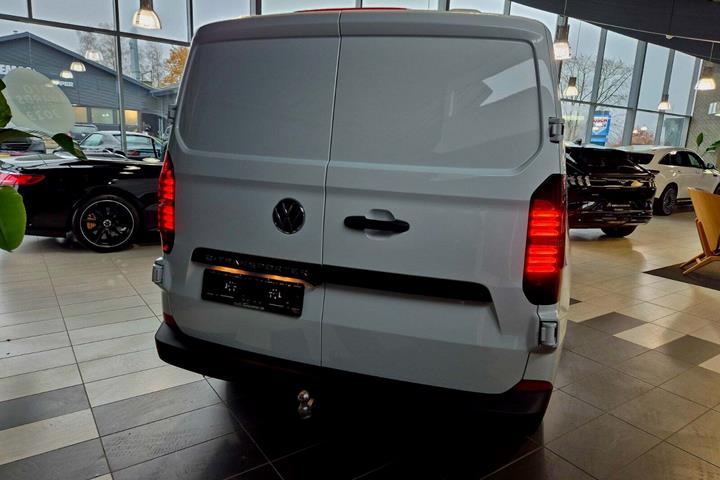 Hvid VW e-Transporter fra 2025 set udefra