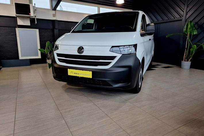 Hvid VW e-Transporter fra 2025 set udefra