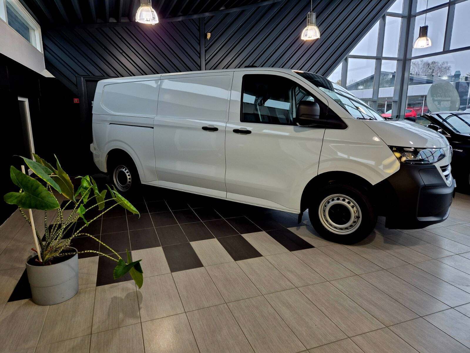 Hvid VW e-Transporter fra 2025 set udefra