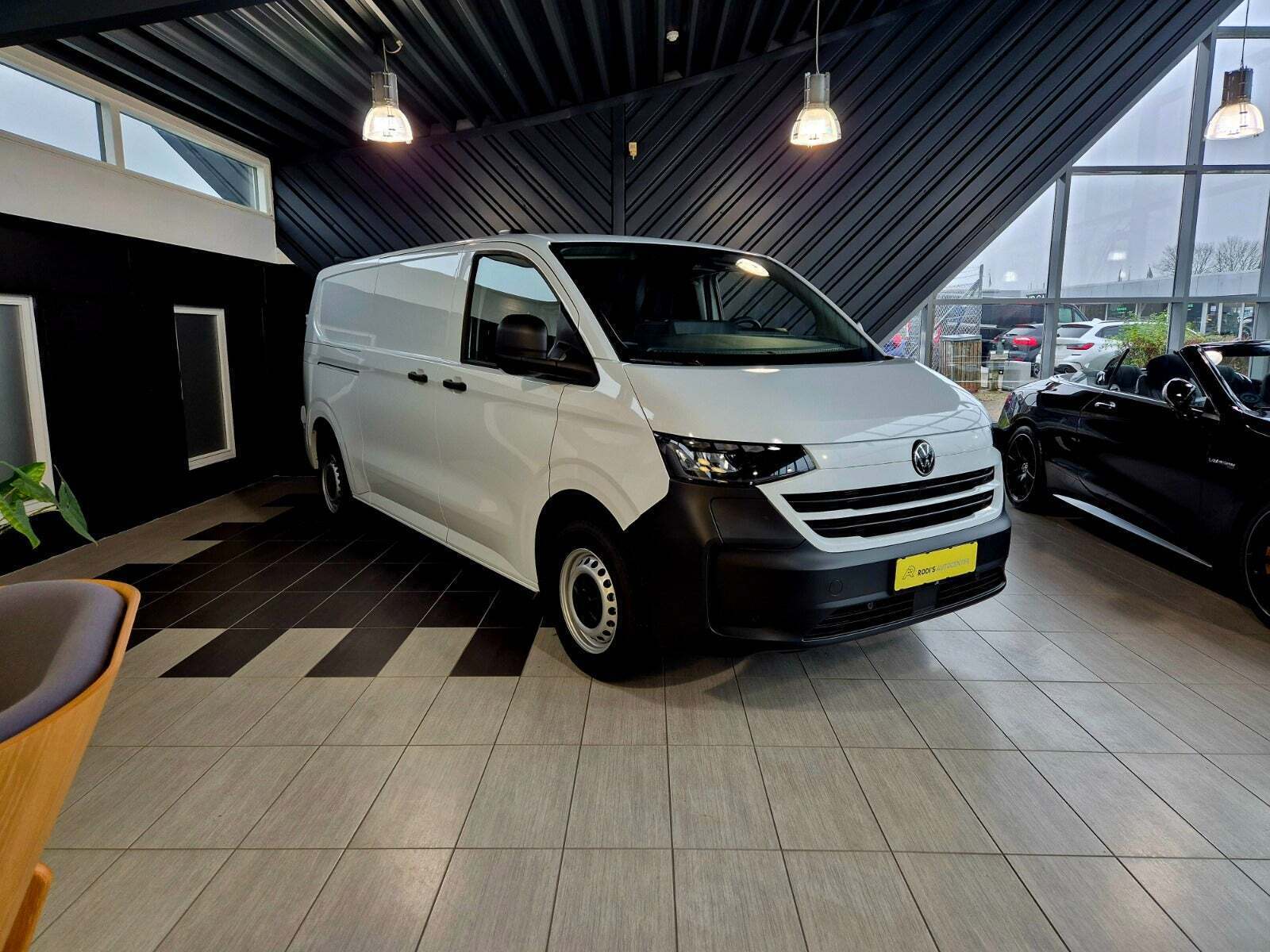 Hvid VW e-Transporter fra 2025 set udefra