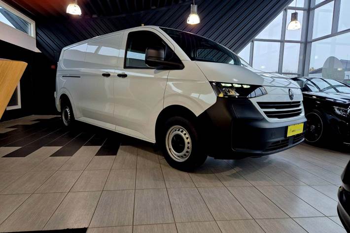 Hvid VW e-Transporter fra 2025 set udefra