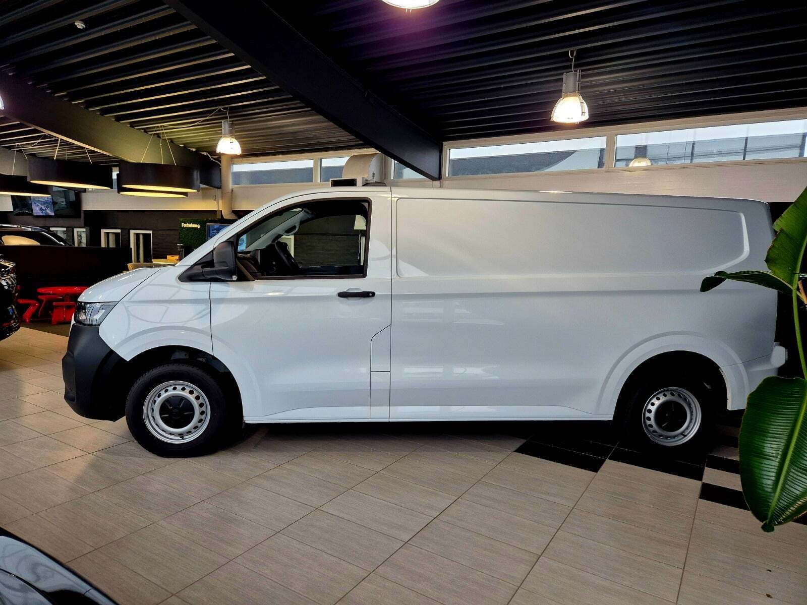 Hvid VW e-Transporter fra 2025