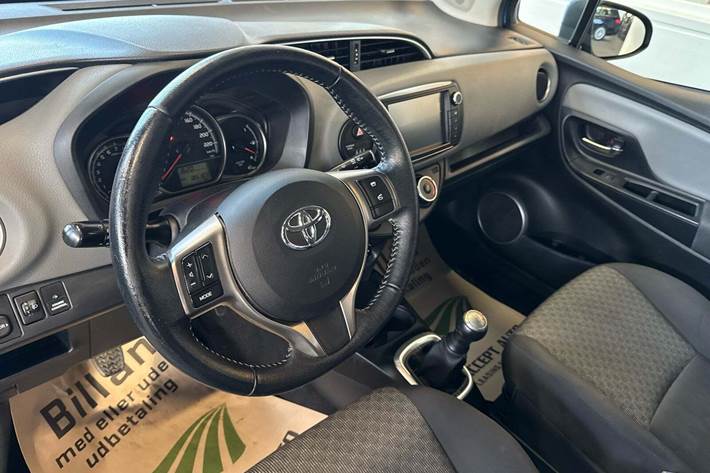 Blå Toyota Yaris fra 2015