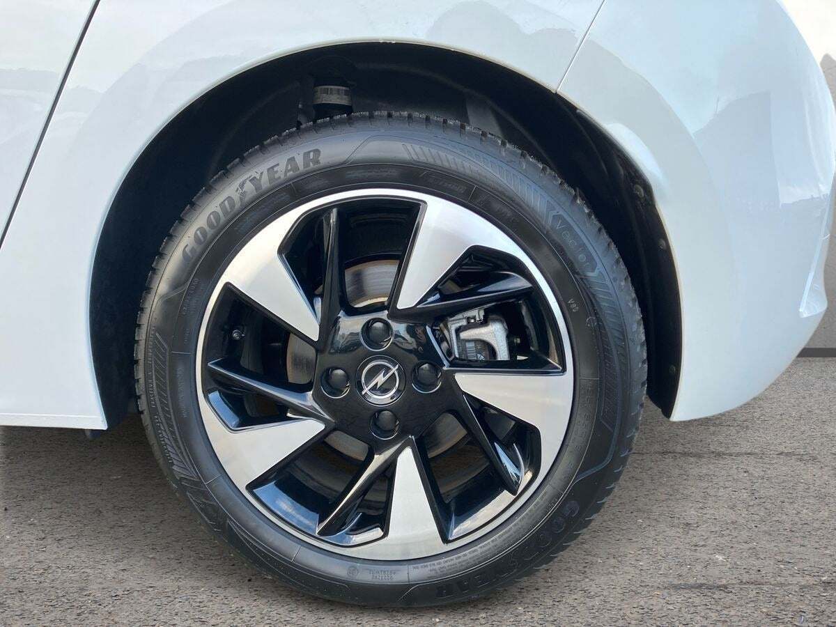 Hvid Opel Corsa-e fra 2023