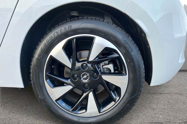 Hvid Opel Corsa-e fra 2023