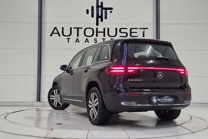 Sort Mercedes EQB250+ fra 2024