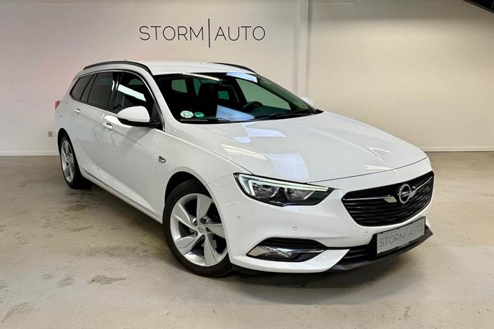 Hvid Opel Insignia fra 2017