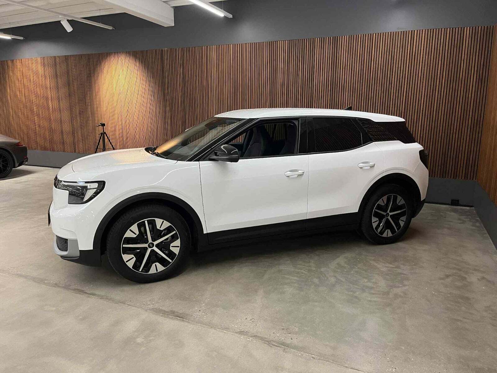 Ford Explorer 82 Select Extended Range Van