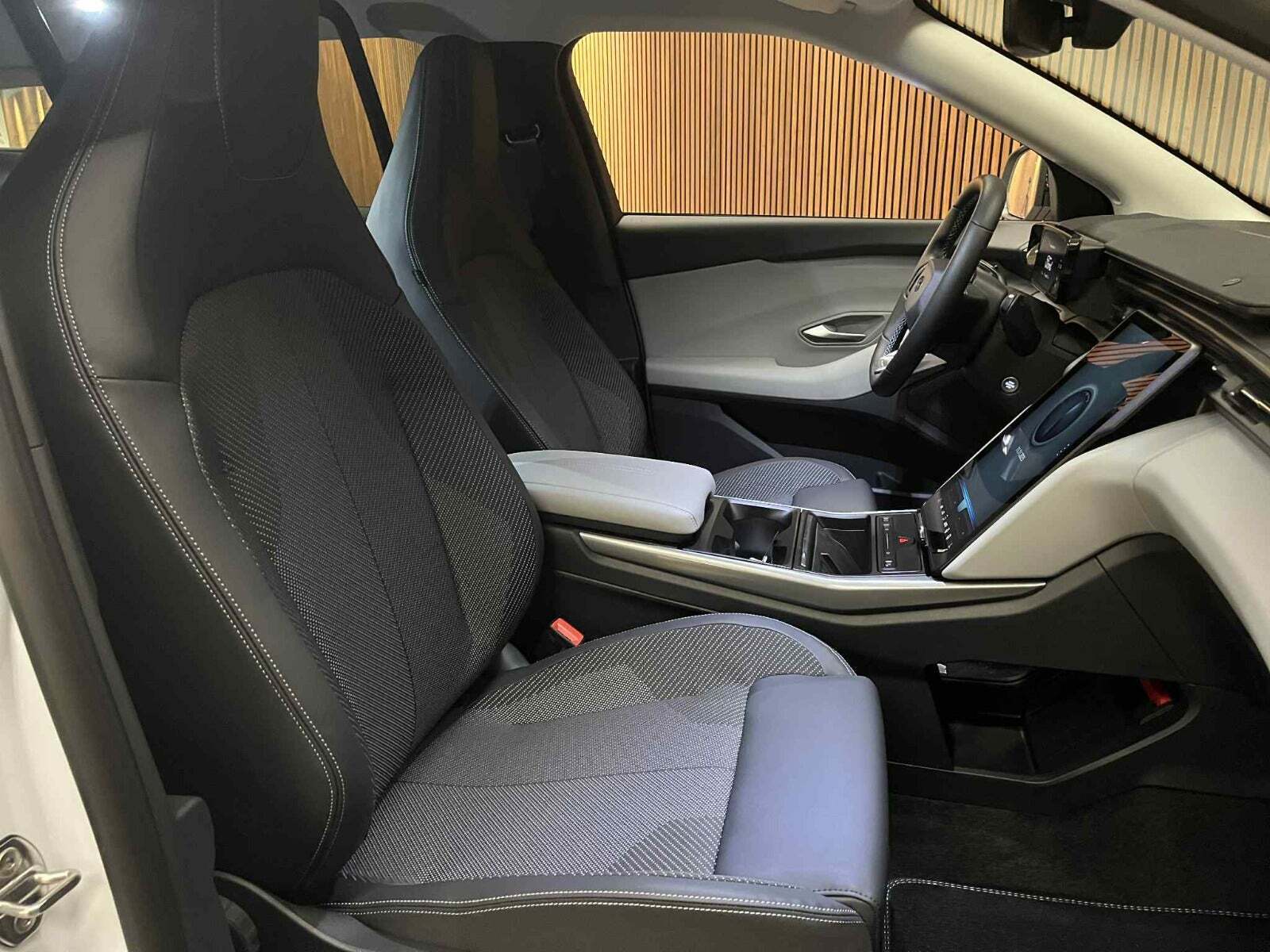 Ford Explorer 82 Select Extended Range Van