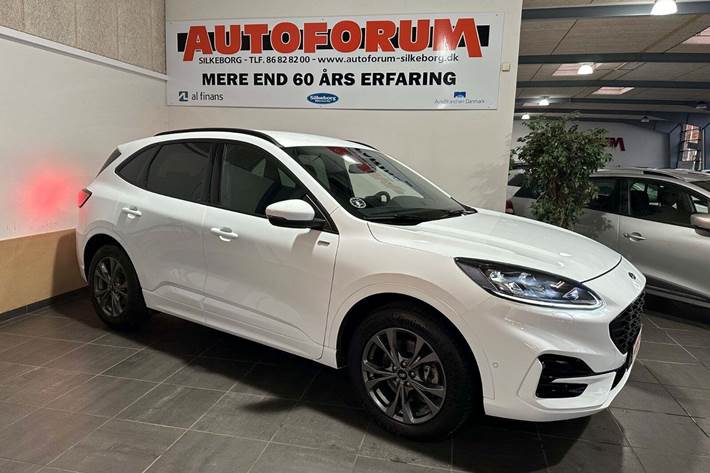 Hvid Ford Kuga fra 2021 set udefra