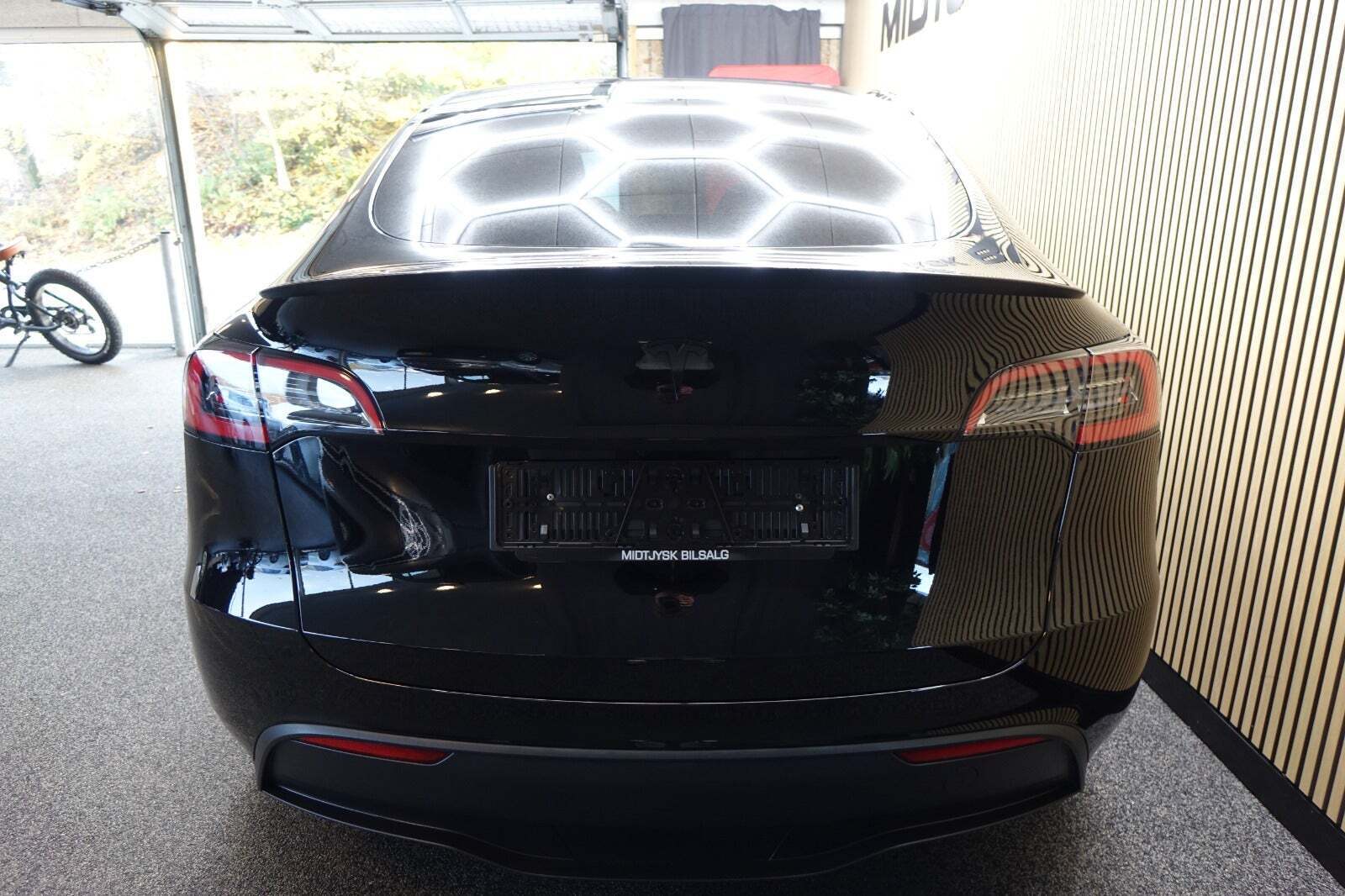 Sort Tesla Model Y fra 2023