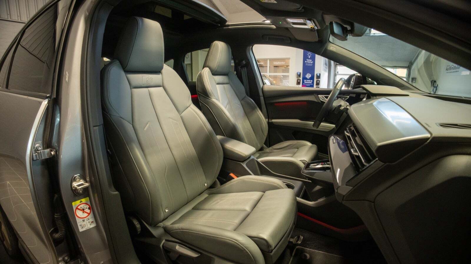 Grå Audi Q4 e-tron fra 2023