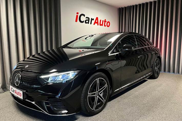 Sort Mercedes EQE350 fra 2024 set udefra
