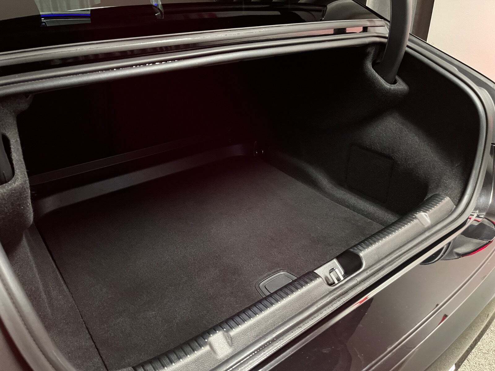 Sort Mercedes EQE350 fra 2024