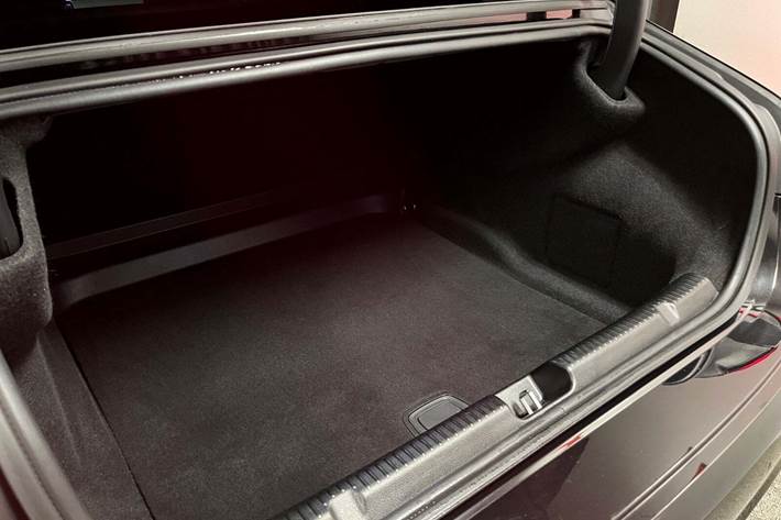 Sort Mercedes EQE350 fra 2024