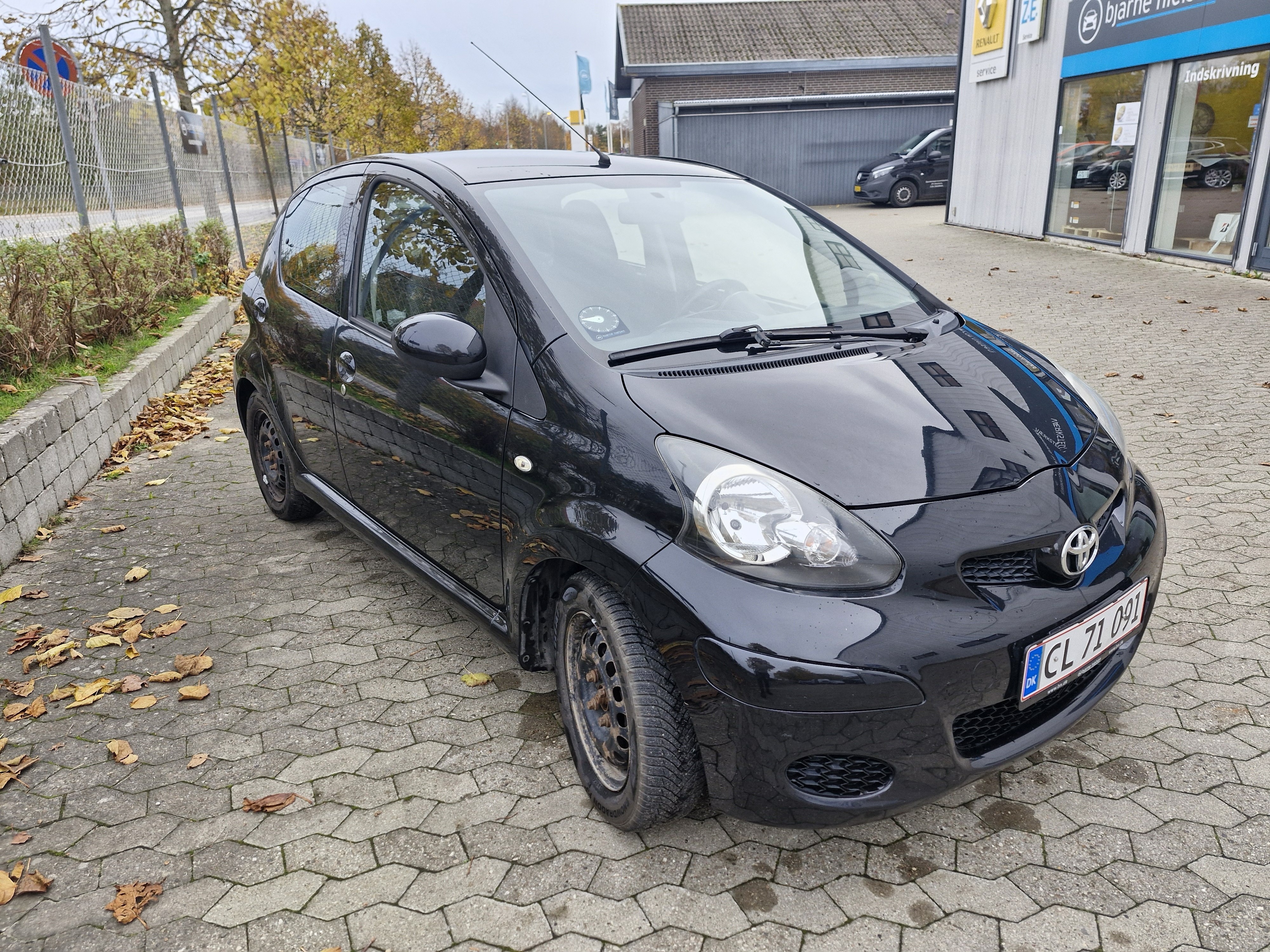 Sort Toyota Aygo 1,0 fra 2009