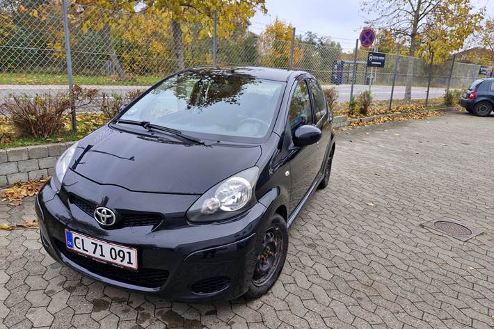 Sort Toyota Aygo 1,0 fra 2009