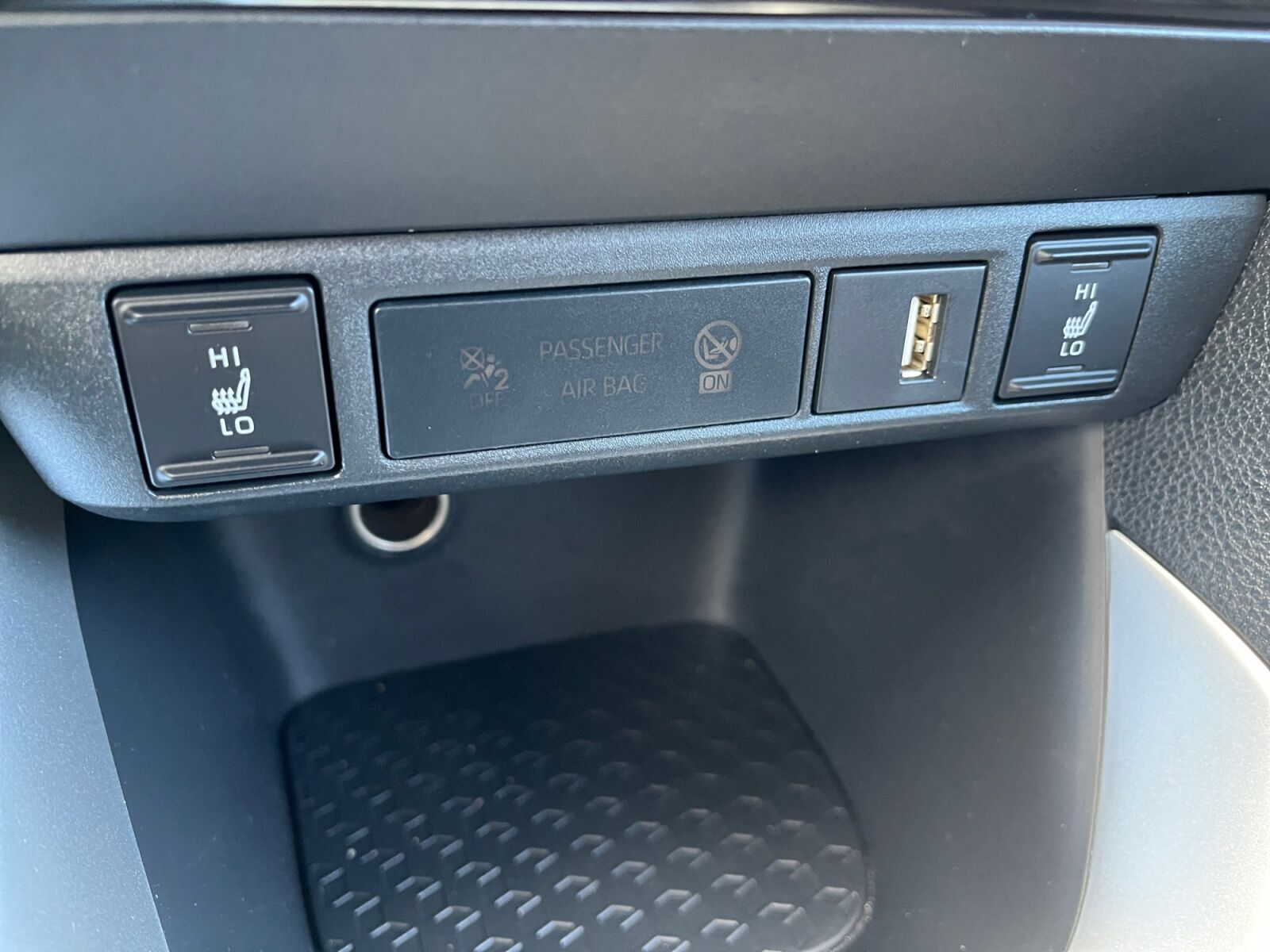 Rød Toyota Yaris fra 2023