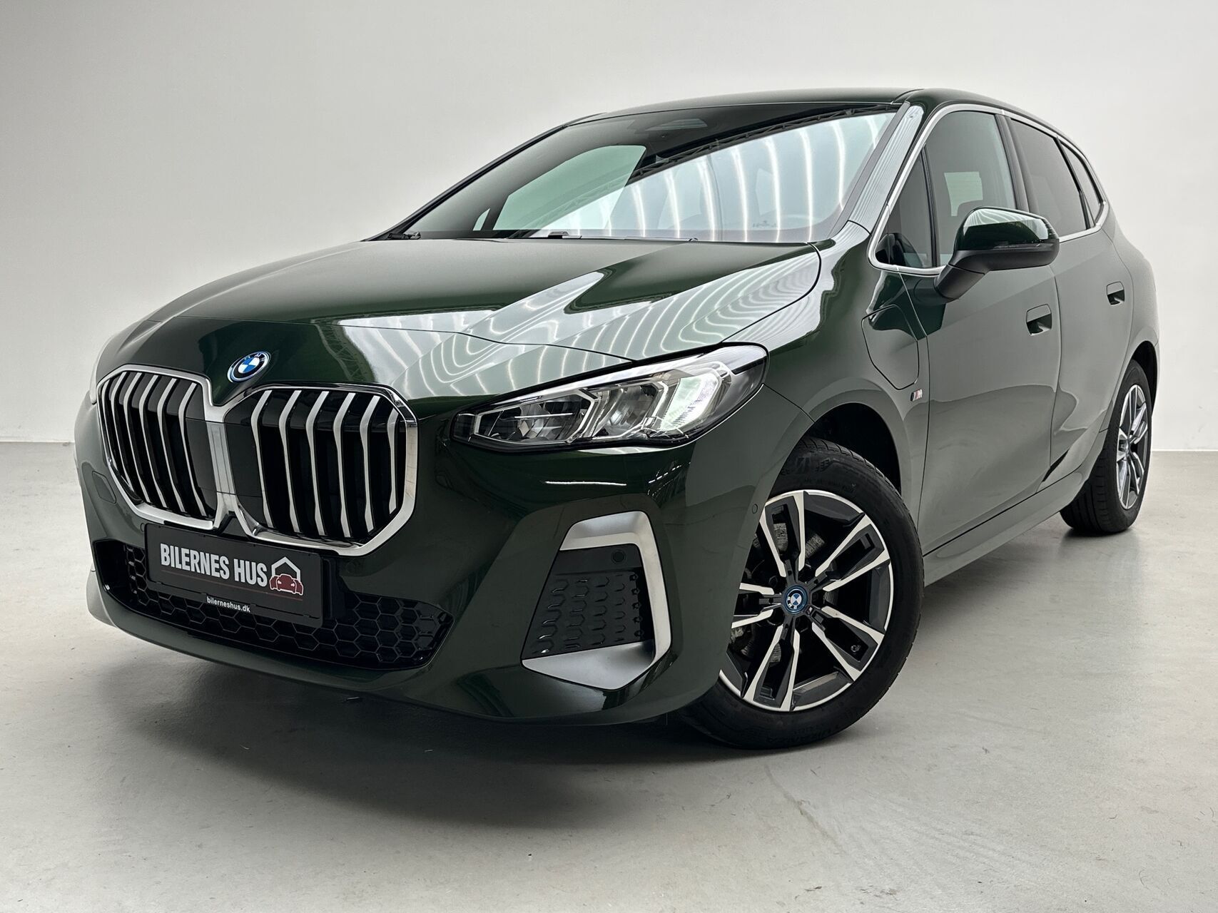 Grøn BMW 225e fra 2023