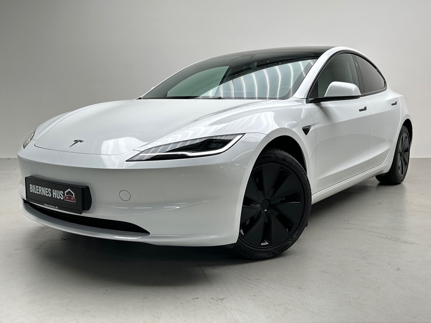 Hvid Tesla Model 3 fra 2024