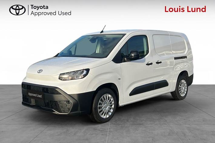 Hvid Toyota ProAce City fra 2025 set udefra