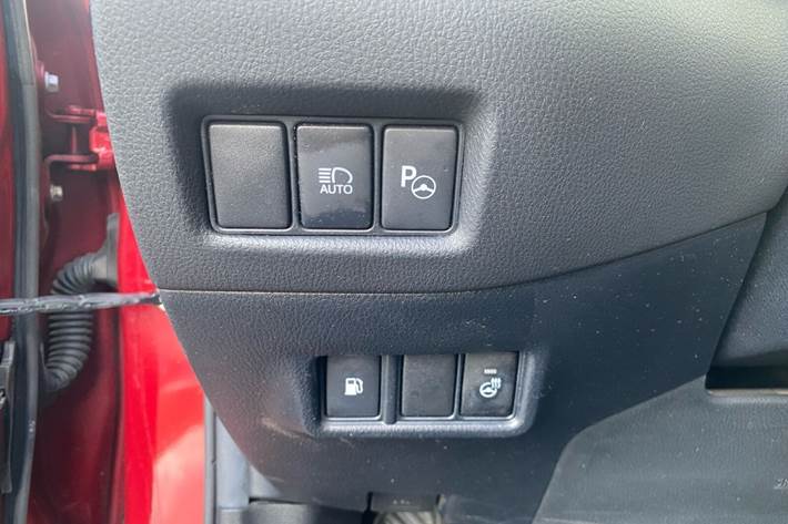 Rød Toyota C-HR fra 2018