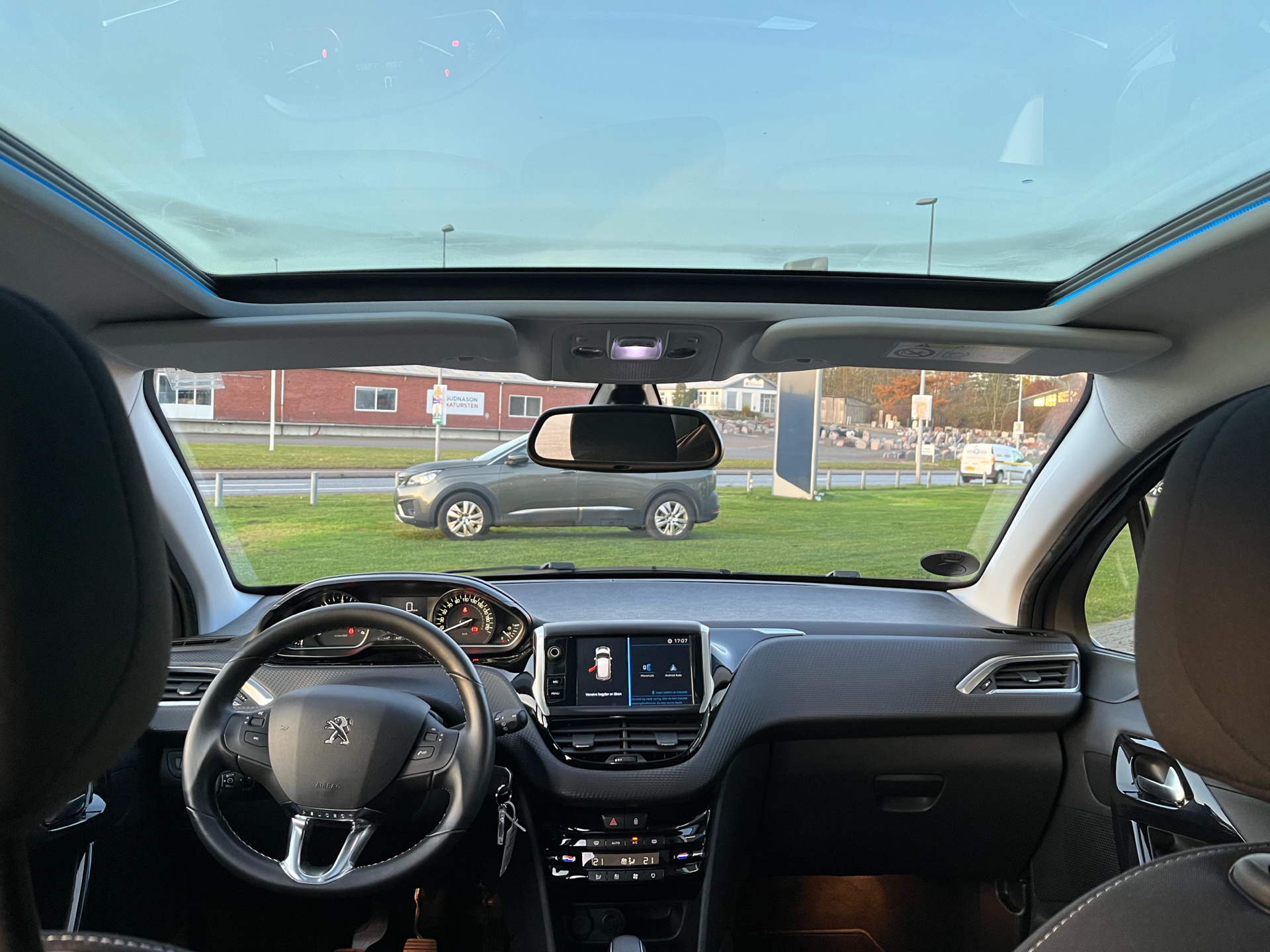 Grå Peugeot 208 fra 2018