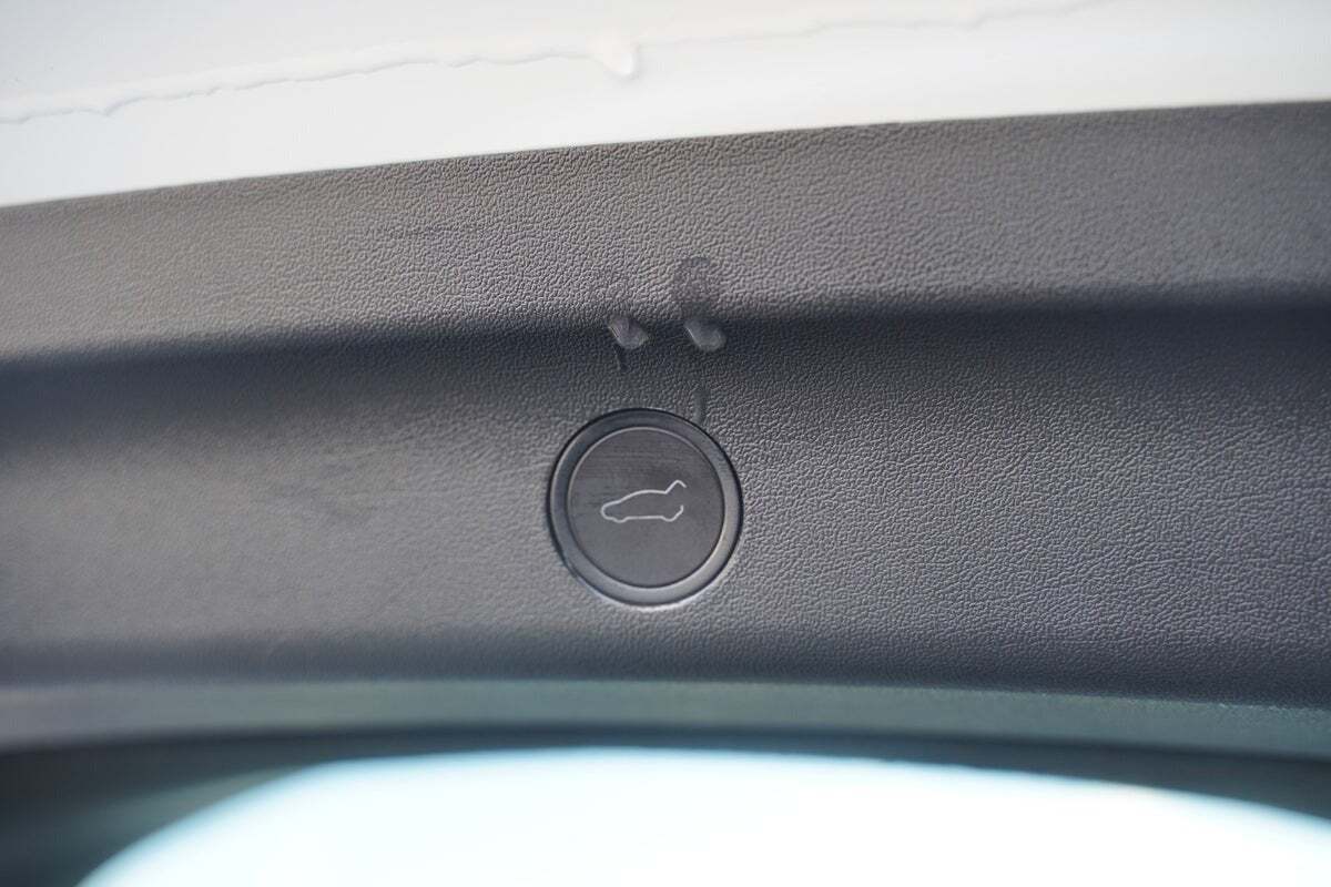 Hvid Tesla Model Y fra 2023