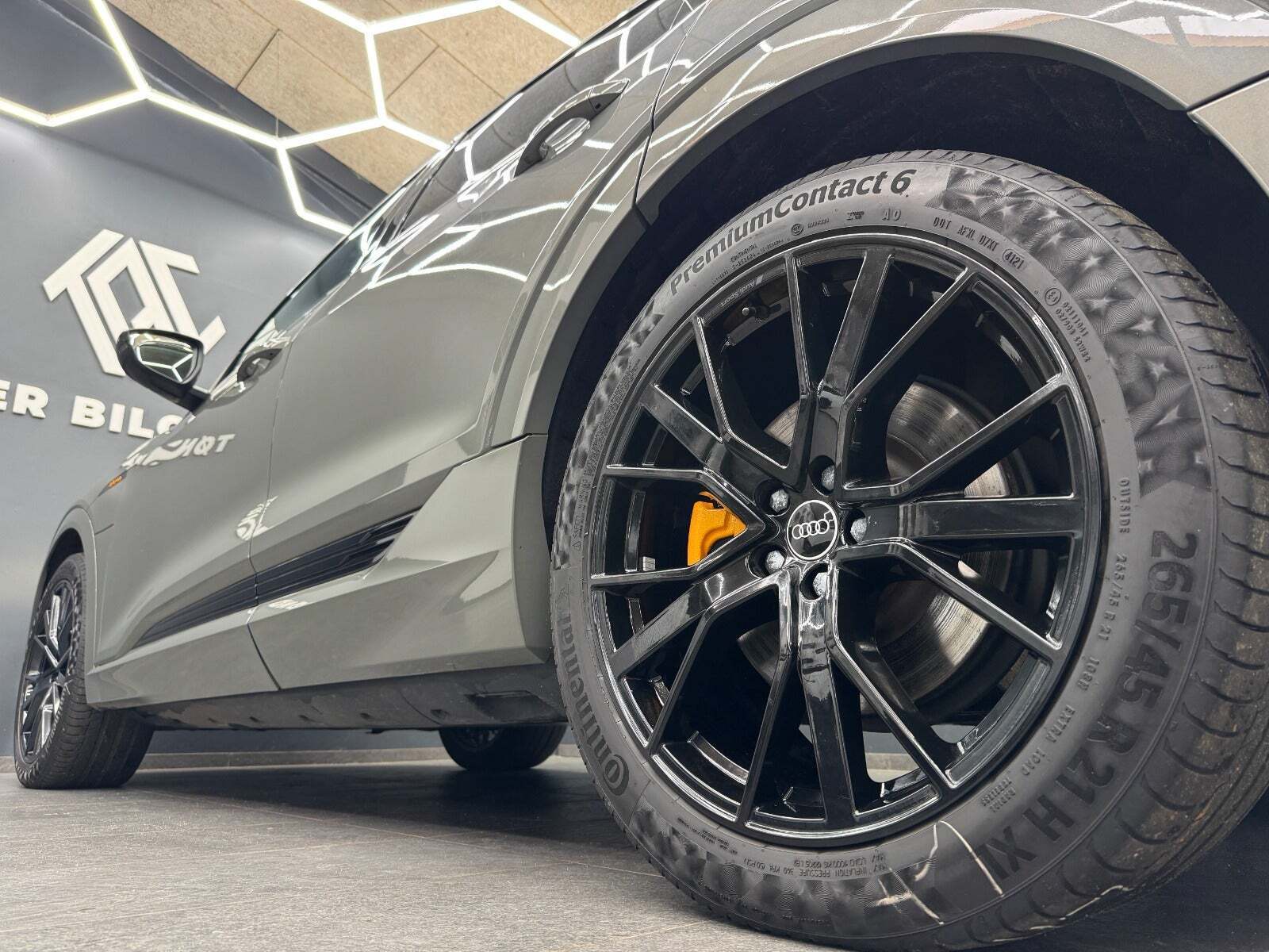 Grå Audi e-tron fra 2022