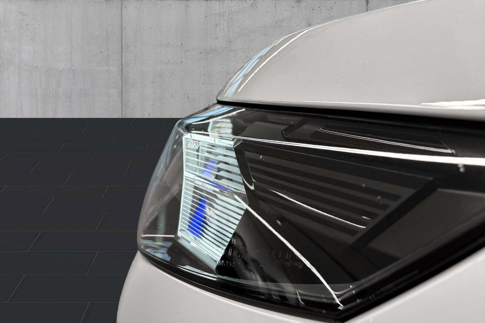 Hvid BMW iX2 fra 2025 set udefra