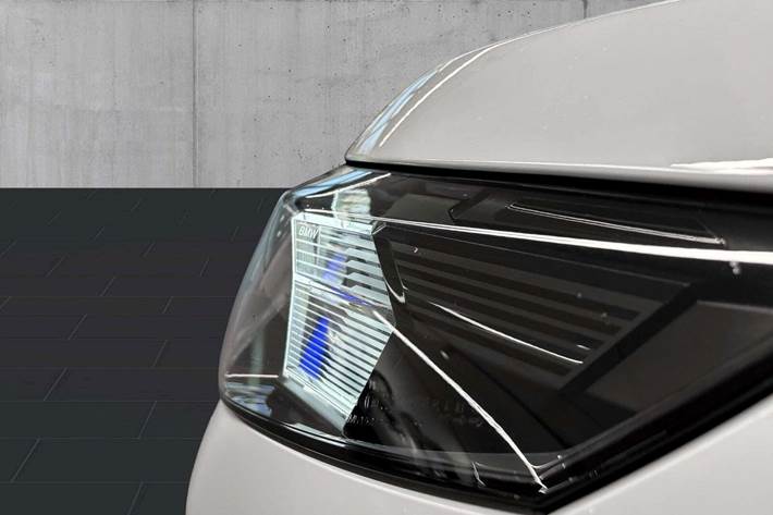 Hvid BMW iX2 fra 2025 set udefra